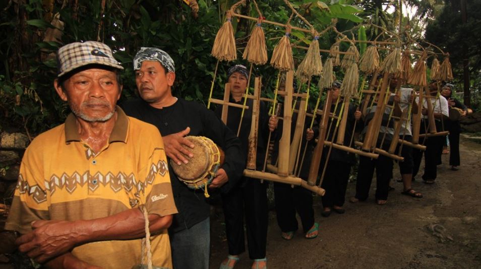 alat musik angklung khas budaya sunda